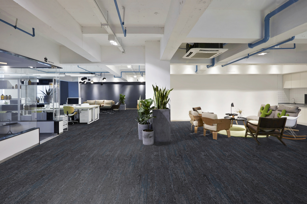 Ковровая плитка Associated Weavers Marathon Tile цвет 97 1000×250×6 фото в интерьере